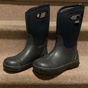 Very Good Used: Black Bogs Snowboots , Big Kid size 4